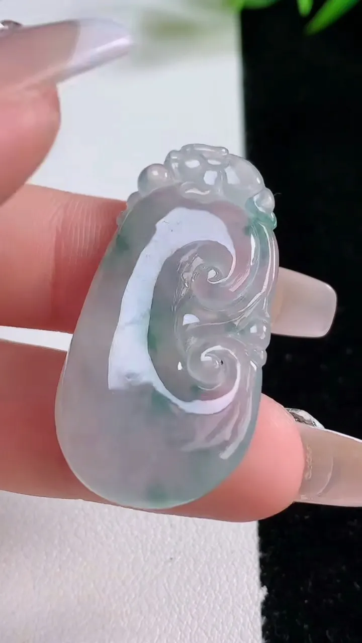 天然A货翡翠冰种飘花如意吊坠，尺寸39-20.4-5.2，重量:7.70g
12月24日