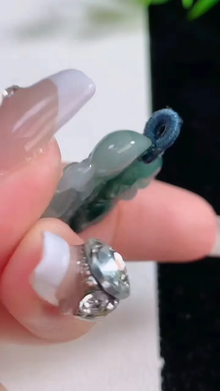 天然A货翡翠飘花寿桃吊坠，尺寸37-22.8-6，重量:8.51g
12月24日