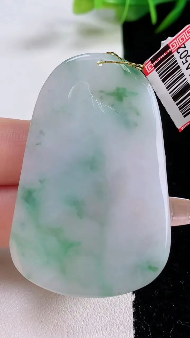 天然A货翡翠生肖马吊坠，尺寸54.4-35.7-5.8，重量:18.51g
12月24日