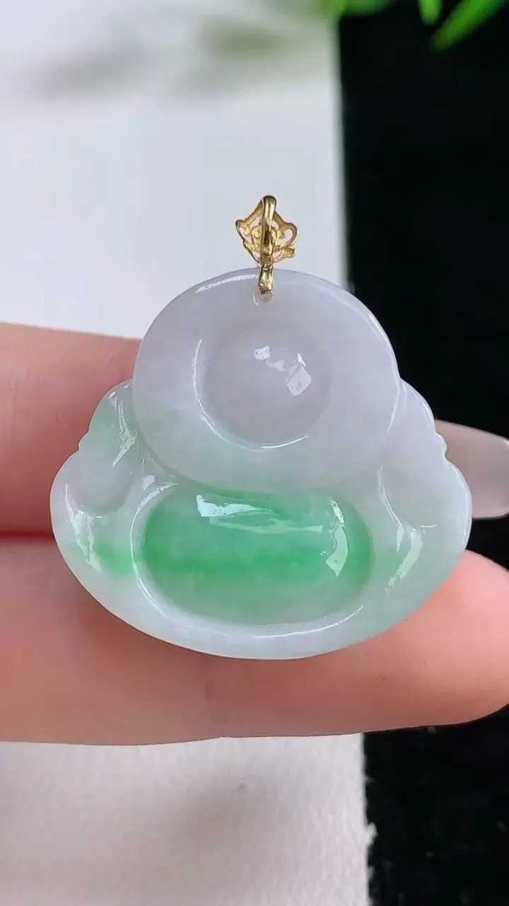 天然A货翡翠佛公吊坠，尺寸26.7-28.6-8.2，重量:8.84g
12月24日
