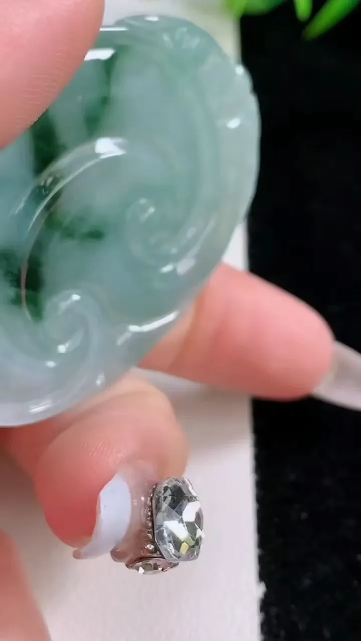 天然A货翡翠飘花如意吊坠，尺寸52-39.4-5.8，重量:22.56g
12月24日