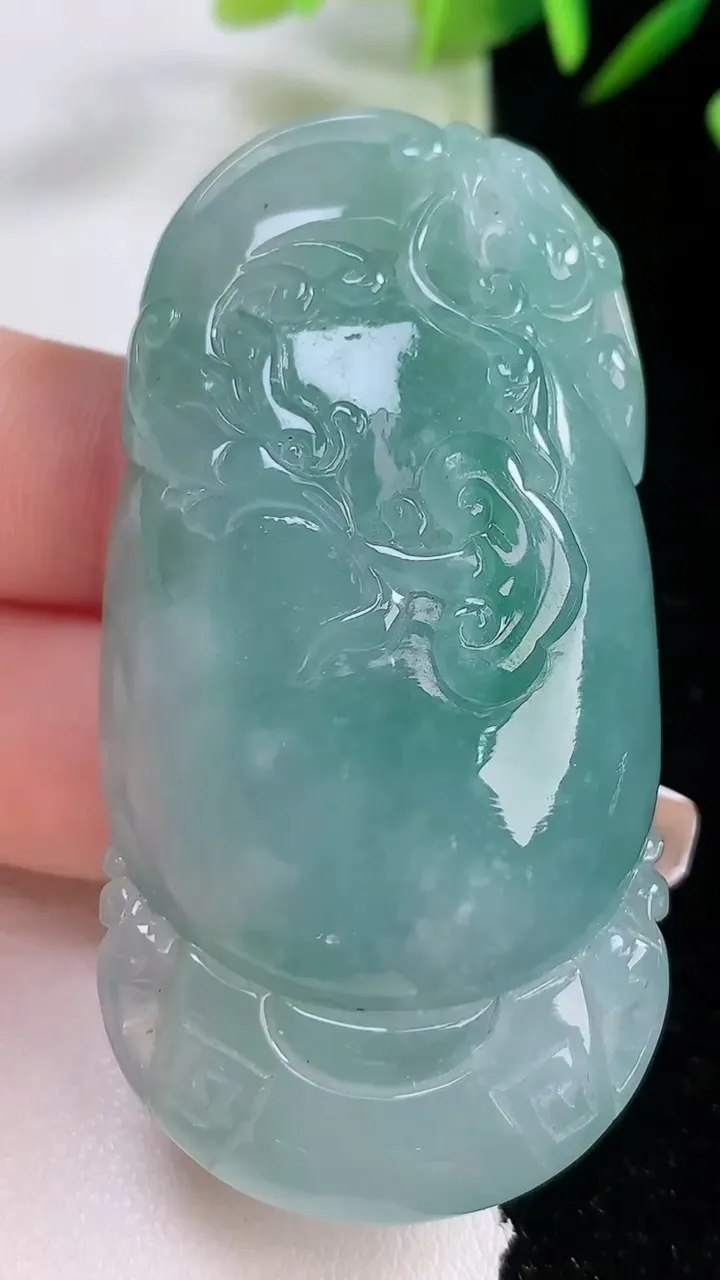 天然A货翡翠飘花凤凰吊坠，尺寸58-29.7-16，重:53.00g
12月24日