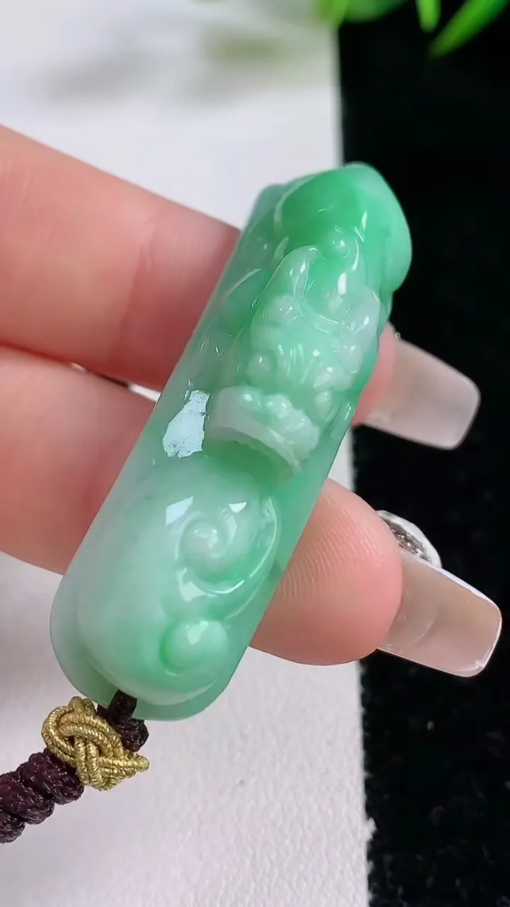 天然A货翡翠貔貅手牌，尺寸49.3-13.2-11.7，重量:17.85g
12月24日