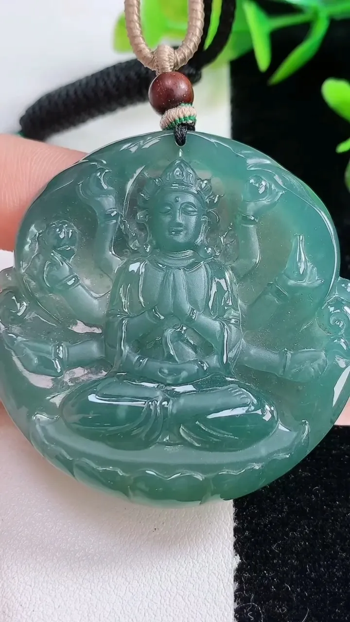 天然A货翡翠千手观音吊坠，尺寸50.5-6.6，重:33.26g
12月24日