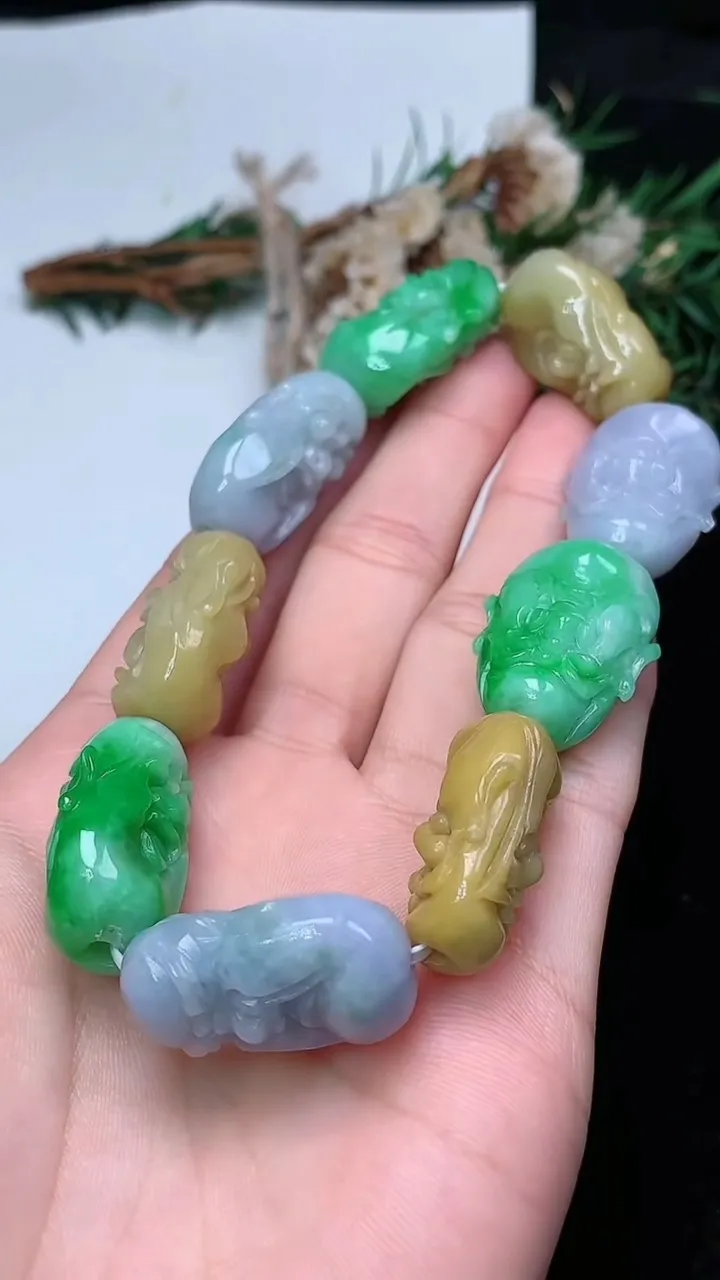 天然A货翡翠货三彩十八罗汉头手串，尺寸25-18.8-11.2-9颗，重量:74.19g12月24日
工厂直销收藏佳品,种好水足，色泽均匀，有种有色，上手高大气！