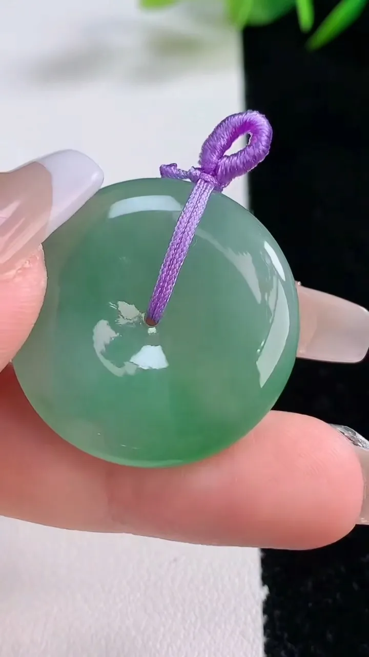 天然A货翡翠平安扣吊坠，尺寸28.4-5.8，重量:10.61g
12月24日