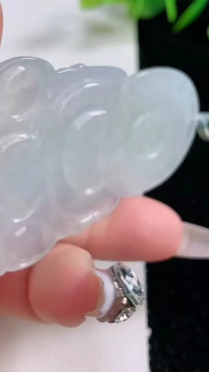 天然A货翡翠观音菩萨吊坠 尺寸60-38.4-4.4，重量:18.85g
12月24日