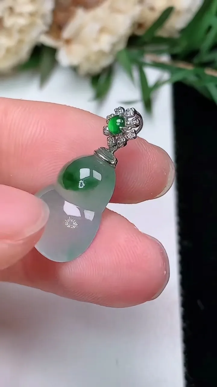 天然A货翡翠葫芦吊坠，尺寸15.9-12.8-4.8，重量:2.00g
12月24日