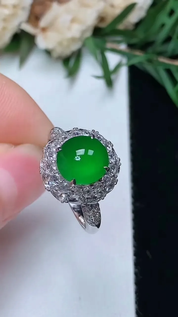 天然A货翡翠蛋面戒指，尺寸17.2-8.2-7.7，重量:3.90g2025年12月24日
工厂直销收藏佳品,种好水足，色泽均匀，有种有色，上手高大气！