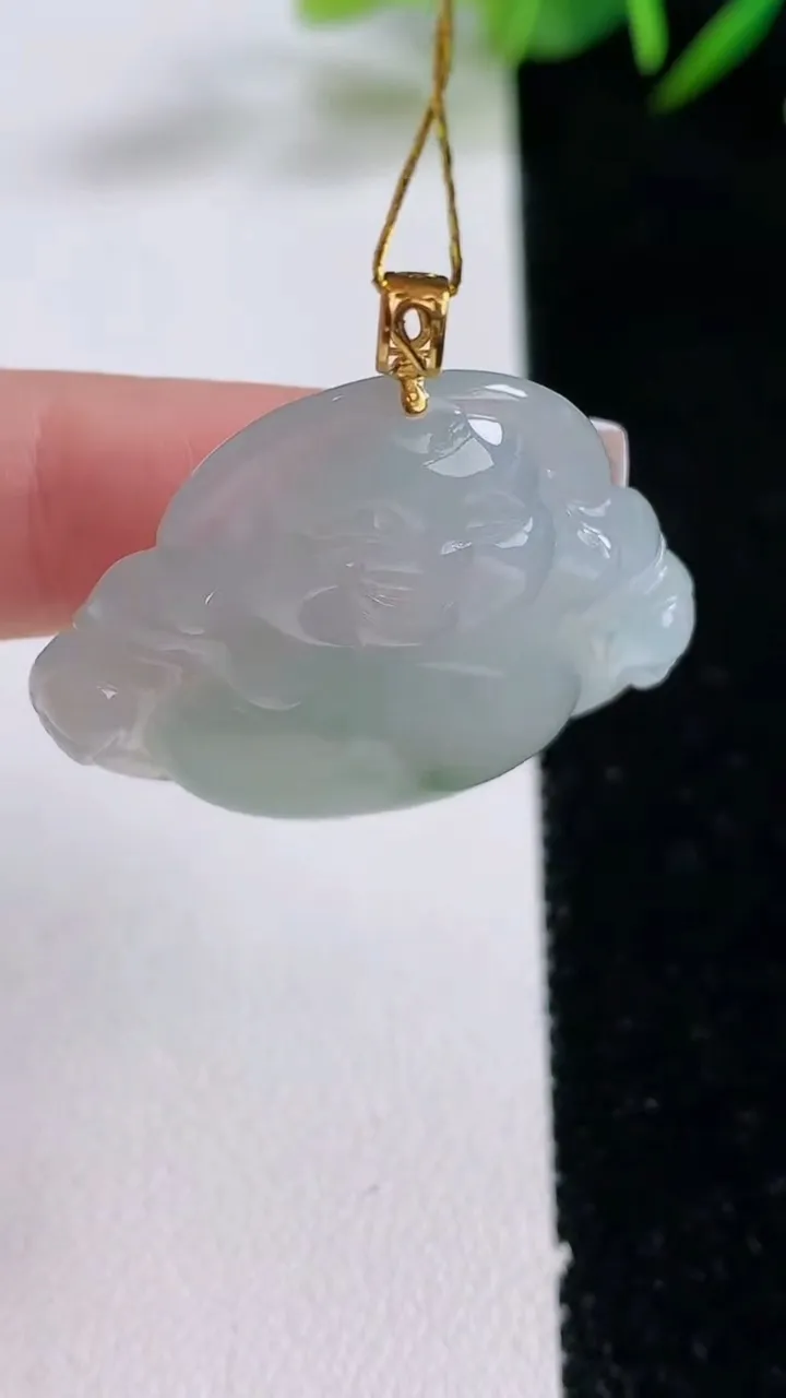 天然A货翡翠18K金飘花佛公吊坠，尺寸30.6-33.3-5.9，重量:9.44g
12月24日