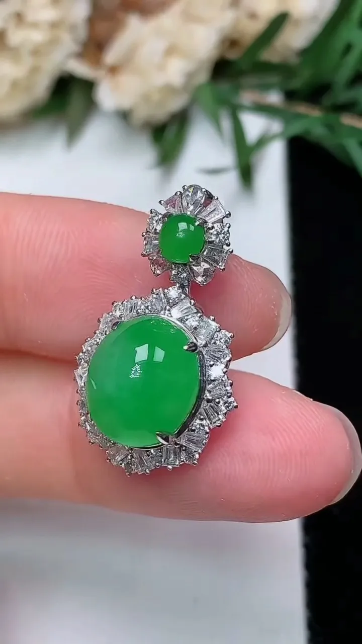 天然A货翡翠蛋面吊坠，尺寸23.9-14.4-11，裸石10.3-9，重量:3.75g
12月24日