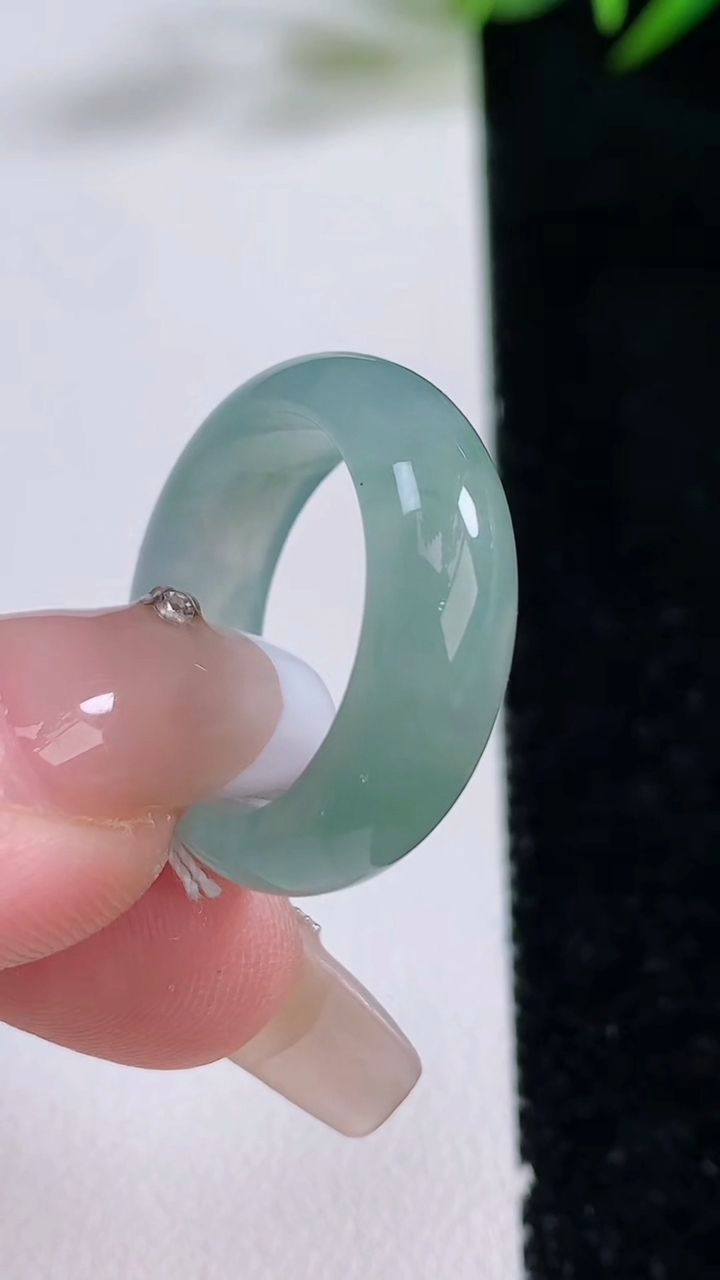 天然A货翡翠冰种飘花指环戒指，尺寸18.2-6.8-3.2，重量:4.81g2025年12月24日
工厂直销收藏佳品,种好水足，色泽均匀，有种有色，上手高大气！
