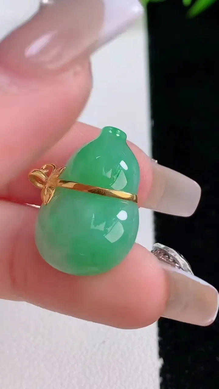 天然A货翡翠葫芦吊坠，尺寸23.3-15-6，重量:3.85g
12月24日