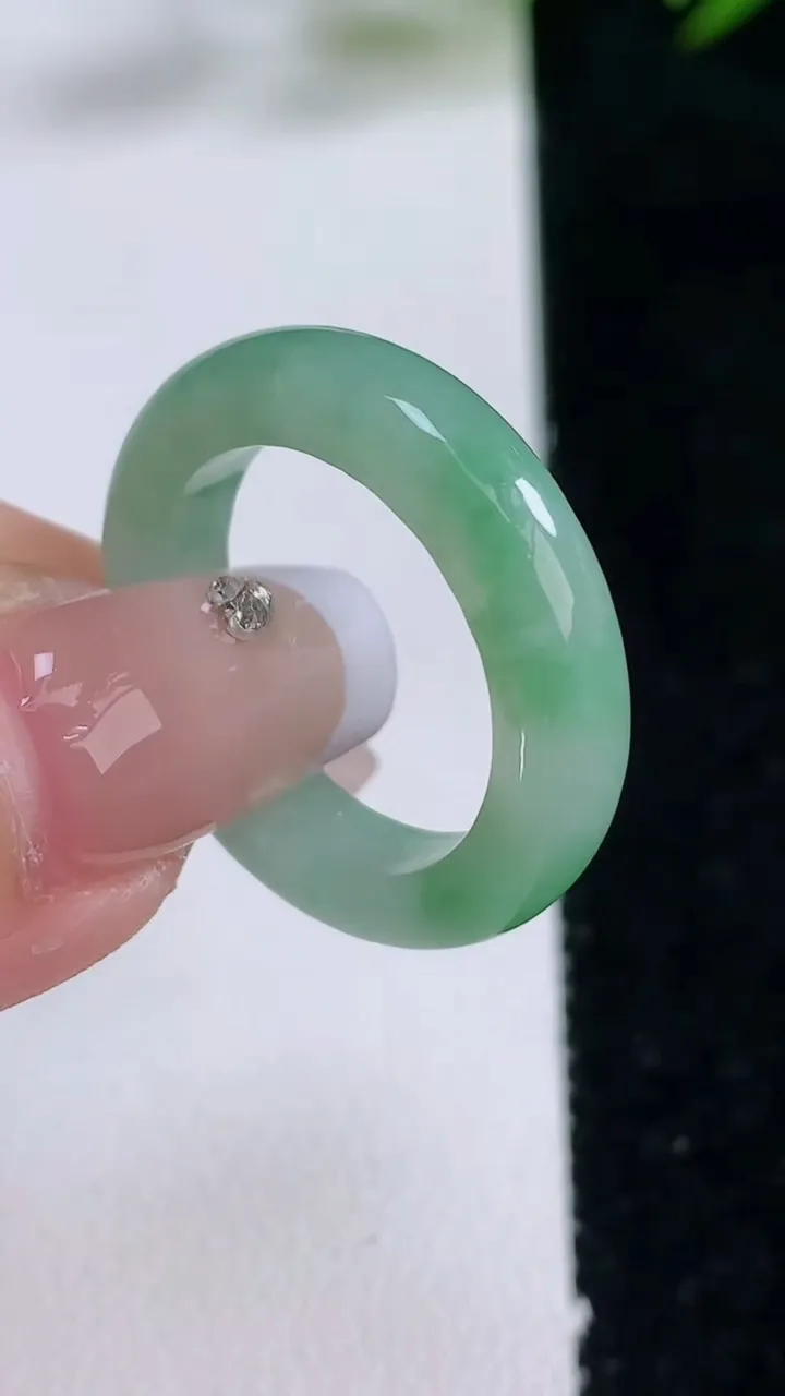 天然A货翡翠指环戒指，尺寸18.2-4.8-3.6，重量:4.36g2025年12月24日
工厂直销