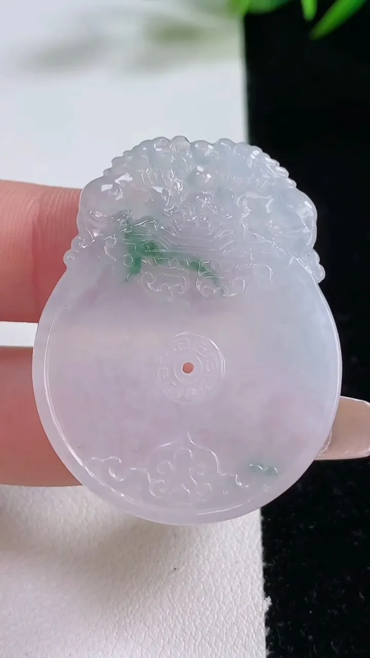 天然A货翡翠飘花复古平安扣吊坠，尺寸40.7-32.3-1，重量:12.21g
12月24日