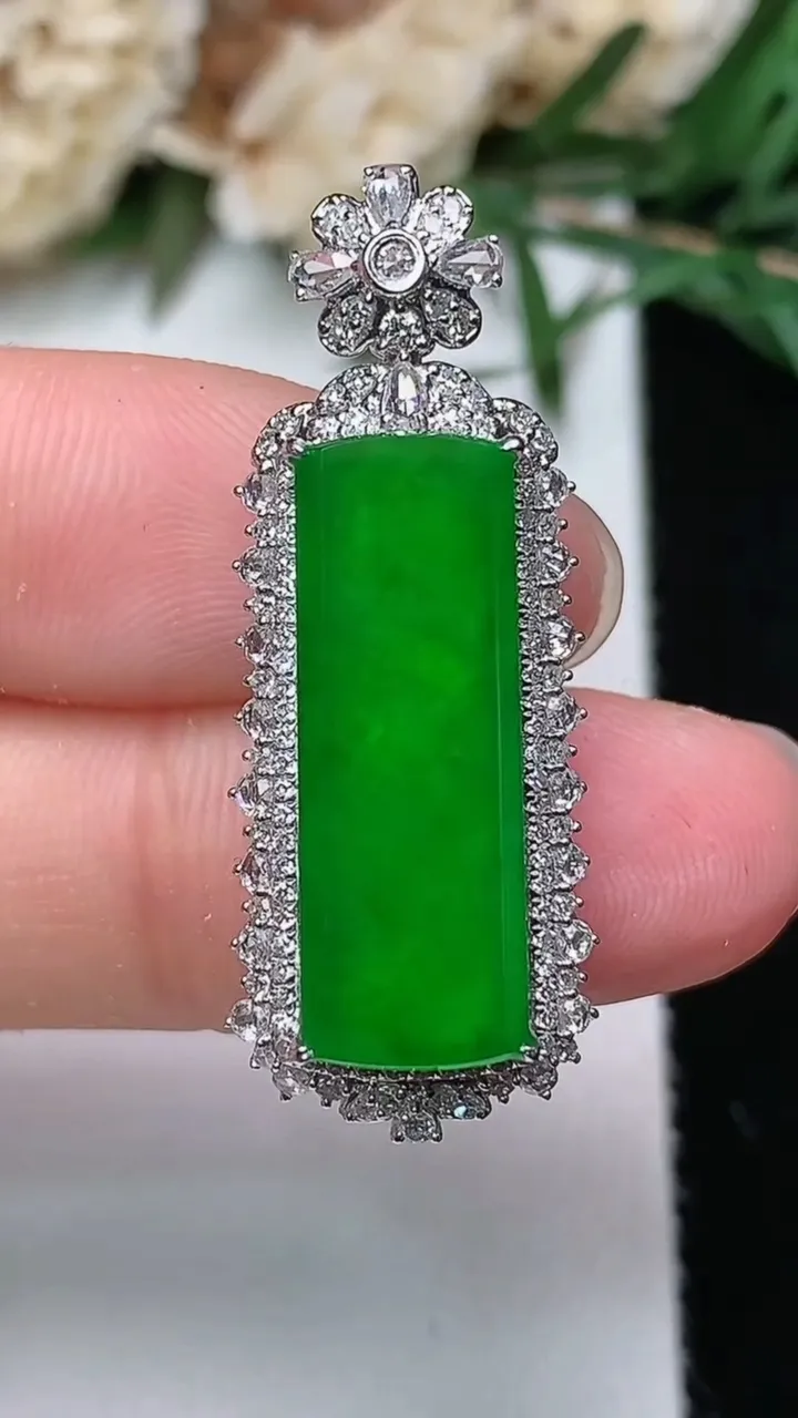 天然A货翡翠无事牌吊坠，尺寸33.9-12.8-9.7，裸石21.3-7.6，重量:4.79g
12