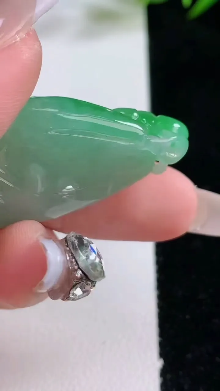 天然A货翡翠福瓜吊坠，尺寸39-21-8，重量:10.36g
12月24日