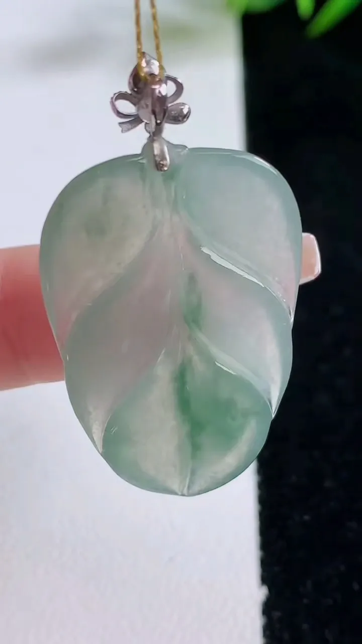 天然A货翡翠种飘花金枝玉叶 叶子吊坠，尺寸33.8-21-3.7，重量:5.83g
12月24日