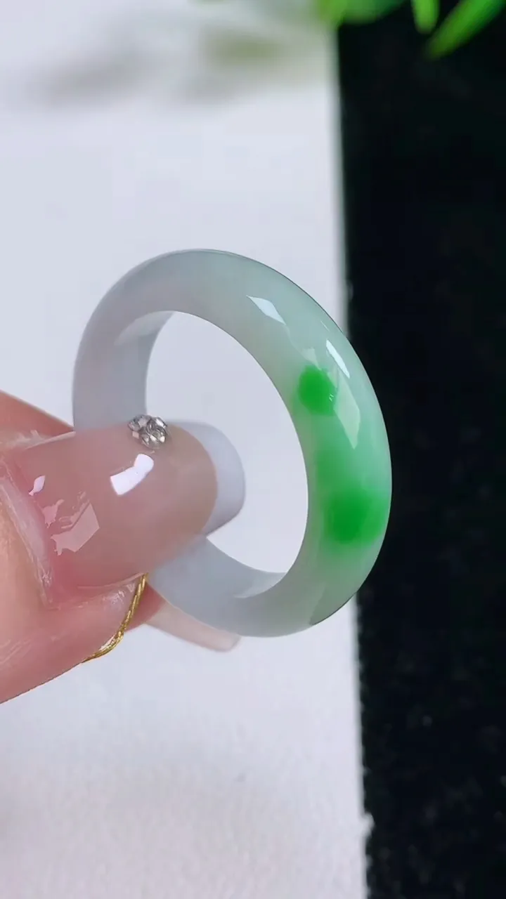 天然A货翡翠指环戒指，尺寸19.8-5.5-3，重量:4.27g2025年12月24日
工厂直销收藏佳品,种好水足，色泽均匀，有种有色，上手高大气！