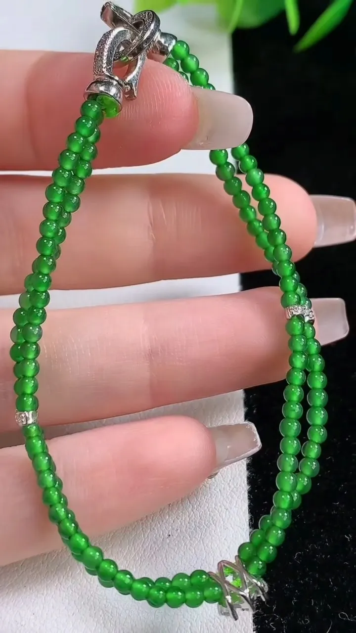 天然A货翡翠小米珠手串，尺寸2.3，重量:5.31g12月24日
工厂直销收藏佳品,种好水足，色泽均匀，有种有色，上手高大气！