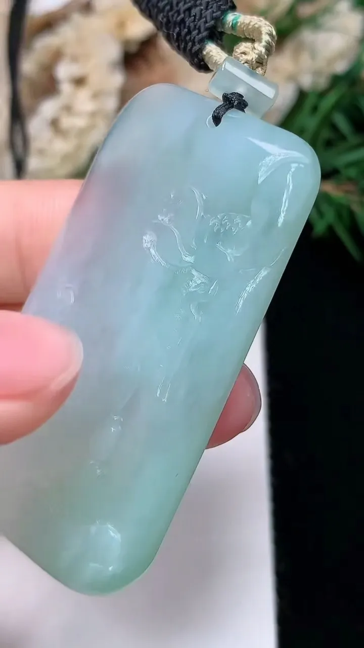 天然A货翡翠白冰无相观音吊坠，尺寸49.8-26.3-4.8，重量:18.85g
12月24日