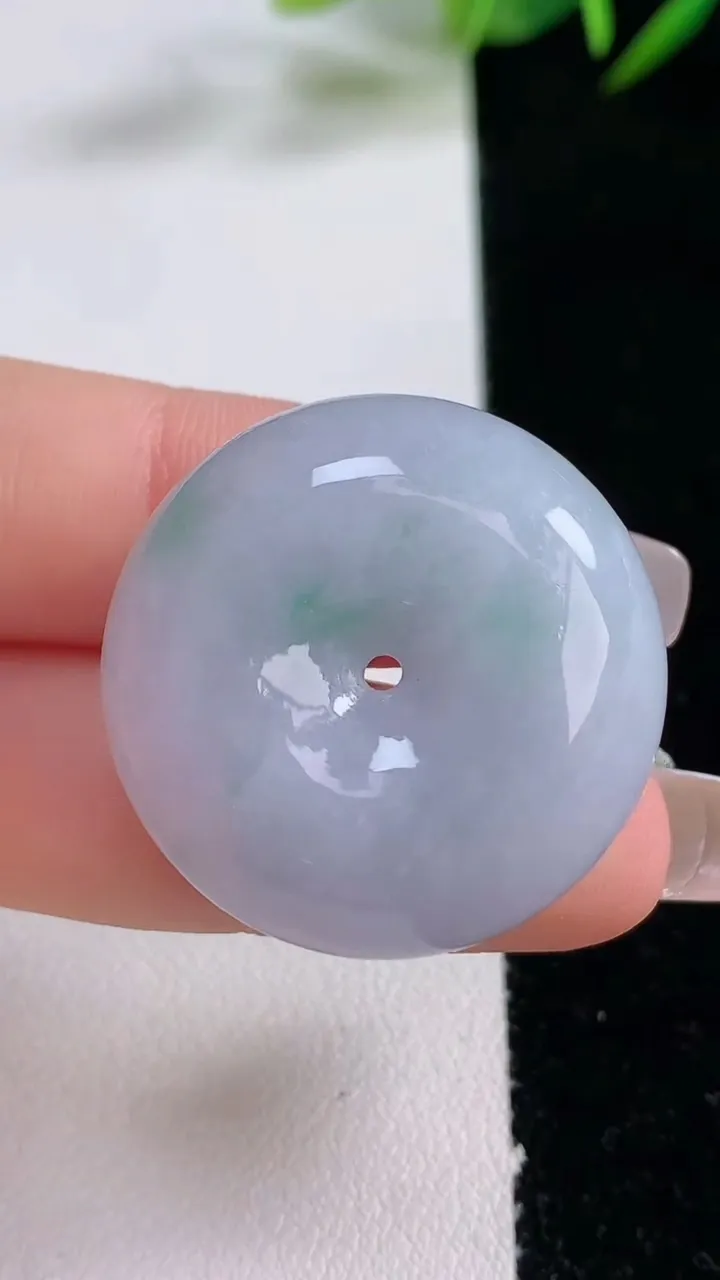 天然A货翡翠春带彩紫罗兰平安扣吊坠，尺寸29.2-11.7，重量:21.18g
12月24日