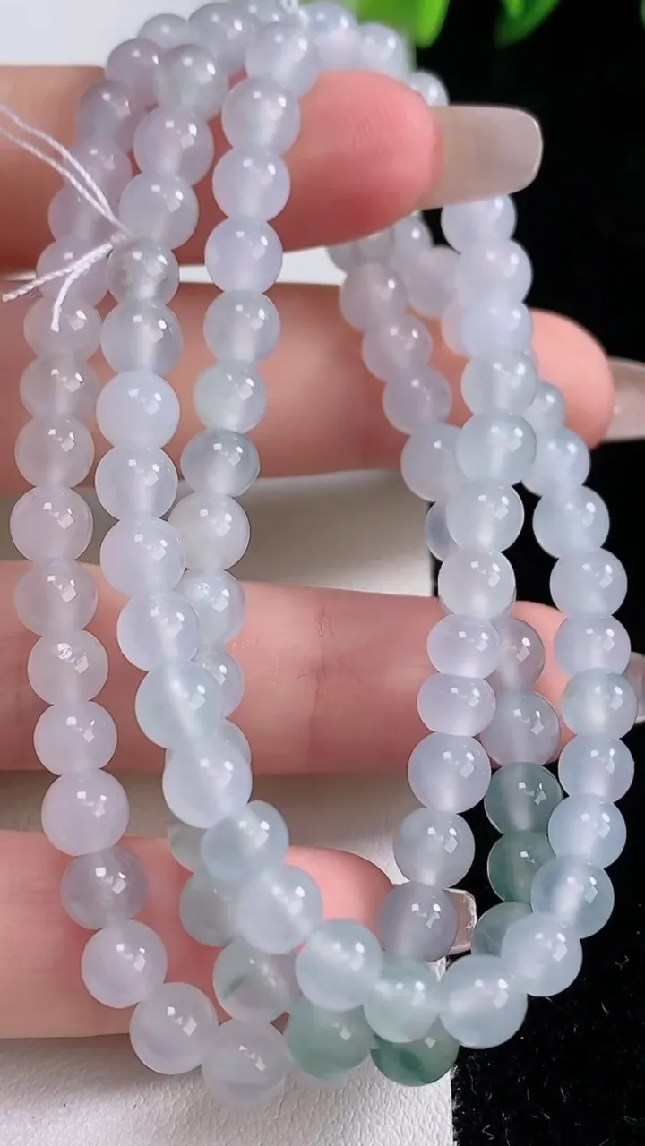 天然A货翡翠冰种飘花圆珠项链，尺寸5.7-101颗，重量:31.73g
12月24日