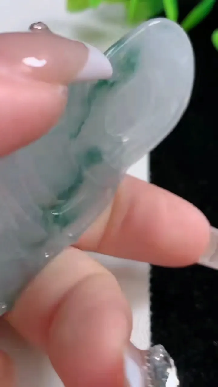 天然A货翡翠冰种飘花观音菩萨吊坠，尺寸64-40-5.5，重:23.52g
12月24日