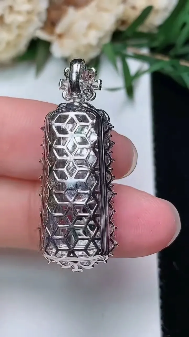 天然A货翡翠无事牌吊坠，尺寸33.9-12.8-9.7，裸石21.3-7.6，重量:4.79g
12月24日