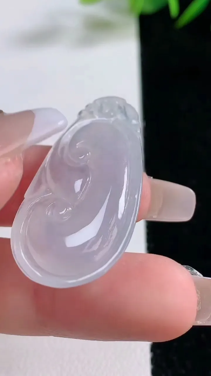 天然A货翡翠如意吊坠，尺寸38.5-19-5，重量:5.64g
12月24日