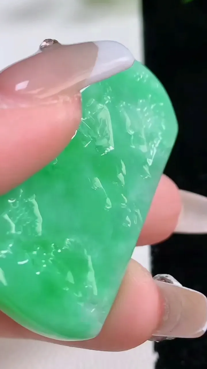 天然A货翡翠山水牌吊坠，尺寸45.4-25.5-6.8，重量:16.12g
12月24日