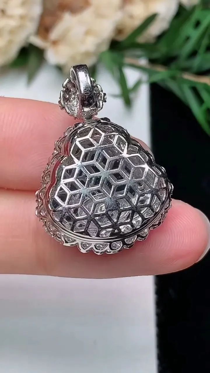 天然A货翡翠佛公吊坠，尺寸26.6-19.4-10，裸石13.8-16.3，重量:4.71g
12月24日