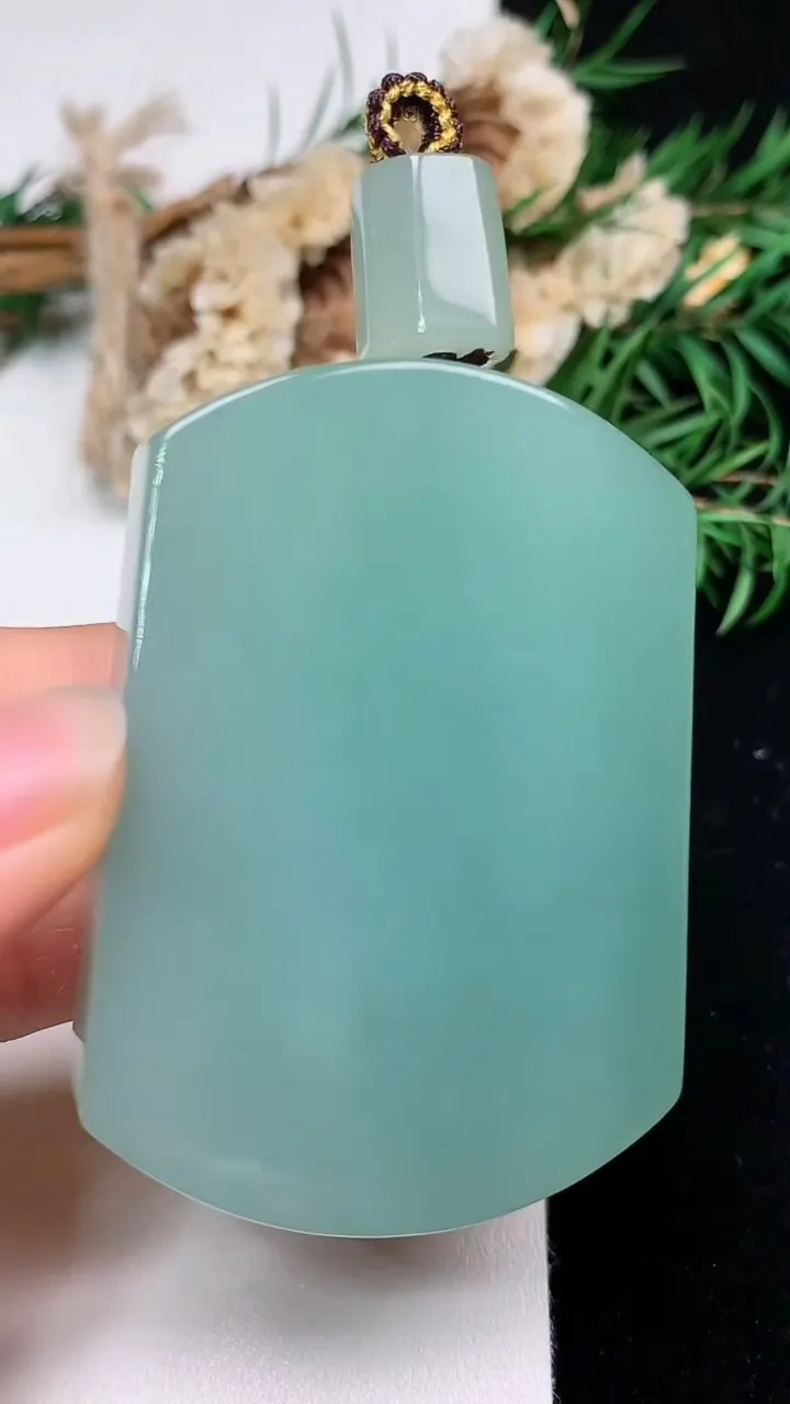 天然A货翡翠观音菩萨吊坠，尺寸54-38-12.8，重量:77.01g
12月24日