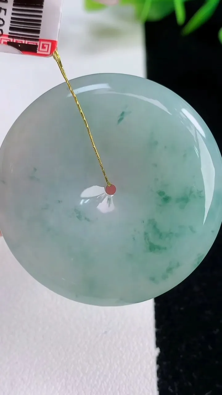 天然A货翡翠飘花平安扣吊坠，尺寸38.6-5.5，重量:18.31g
12月24日