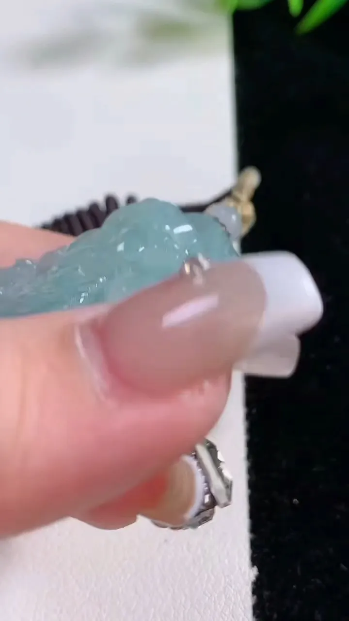 天然A货翡翠飘花财神爷吊坠，尺寸37-35.2-12.3，重量:30.81g
12月24日