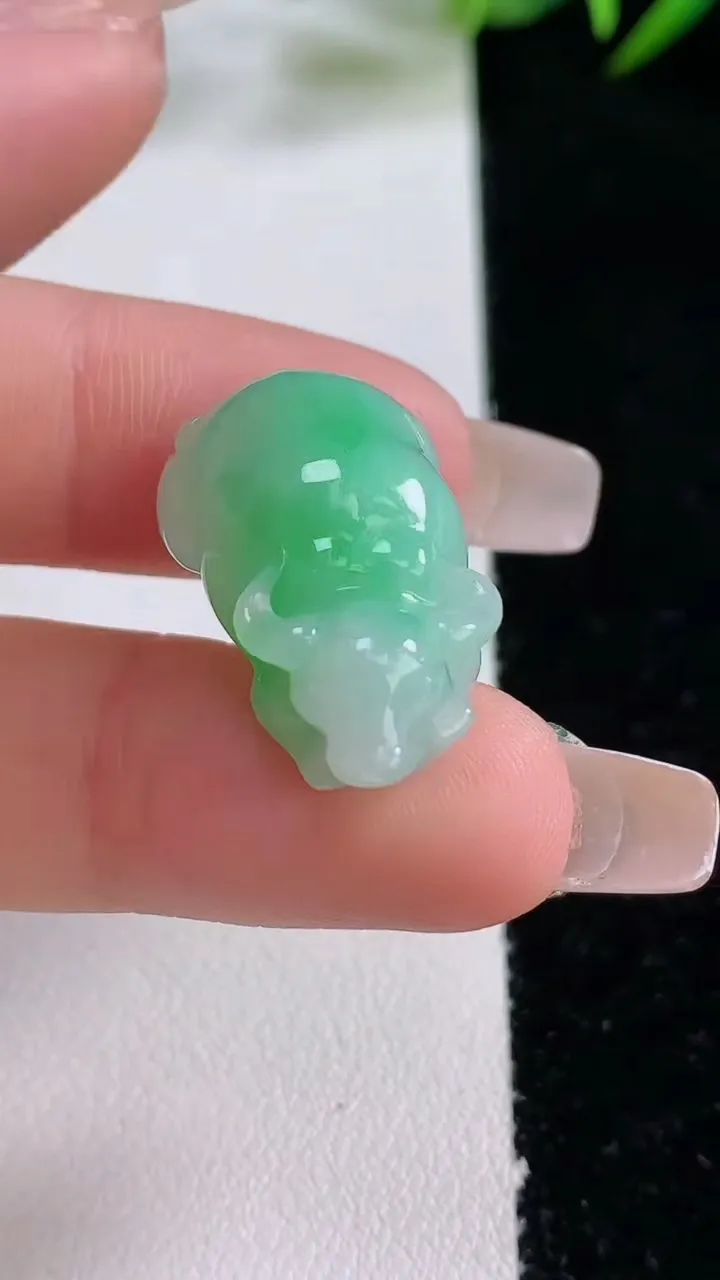 天然A货翡翠生肖牛吊坠，尺寸24-14.7-10.9，重量:6.44g
12月24日