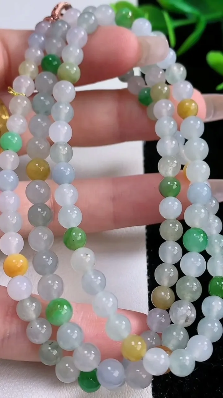 天然A货翡翠三彩圆珠项链，尺寸5.4-117颗，重量:33.95g
12月24日