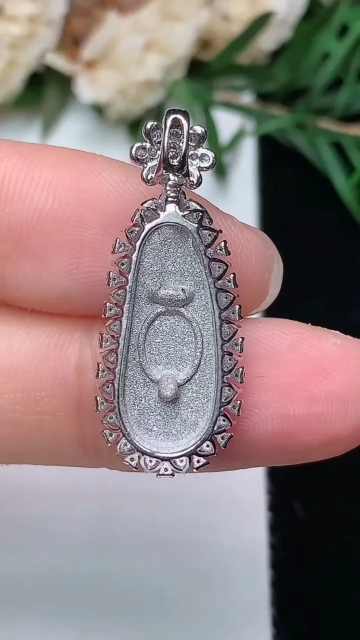 天然A货翡翠福豆吊坠，尺寸28.5-11.5-7，裸石17.9-7.6，重量:2.88g
12月24日