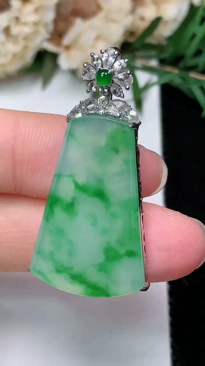 天然A货翡翠无事牌吊坠，尺寸26.8-17.8-5.3，重量:6.24g
12月24日