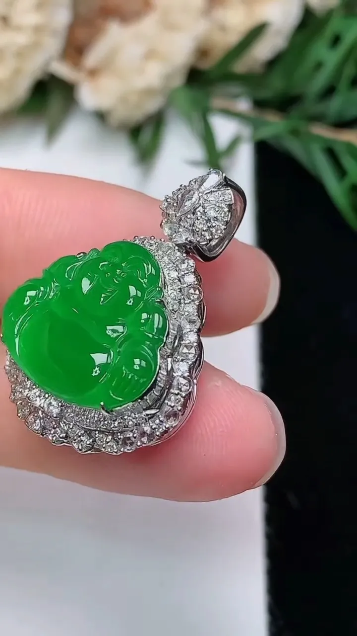 天然A货翡翠佛公吊坠，尺寸26.6-19.4-10，裸石13.8-16.3，重量:4.71g
12月24日