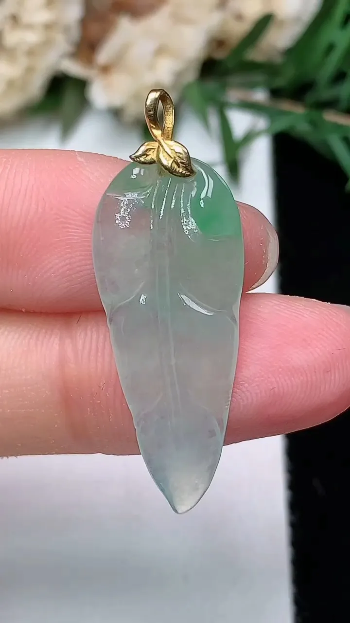 天然A货翡翠金枝玉叶 叶子吊坠，尺寸28.5-11.8-3.3，重量:2.13g
12月24日