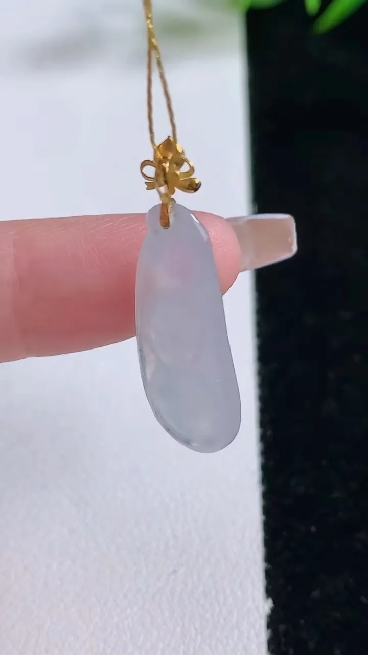 天然A货翡翠福豆吊坠，尺寸25-10.3-5.6，重量:2.31g
12月24日