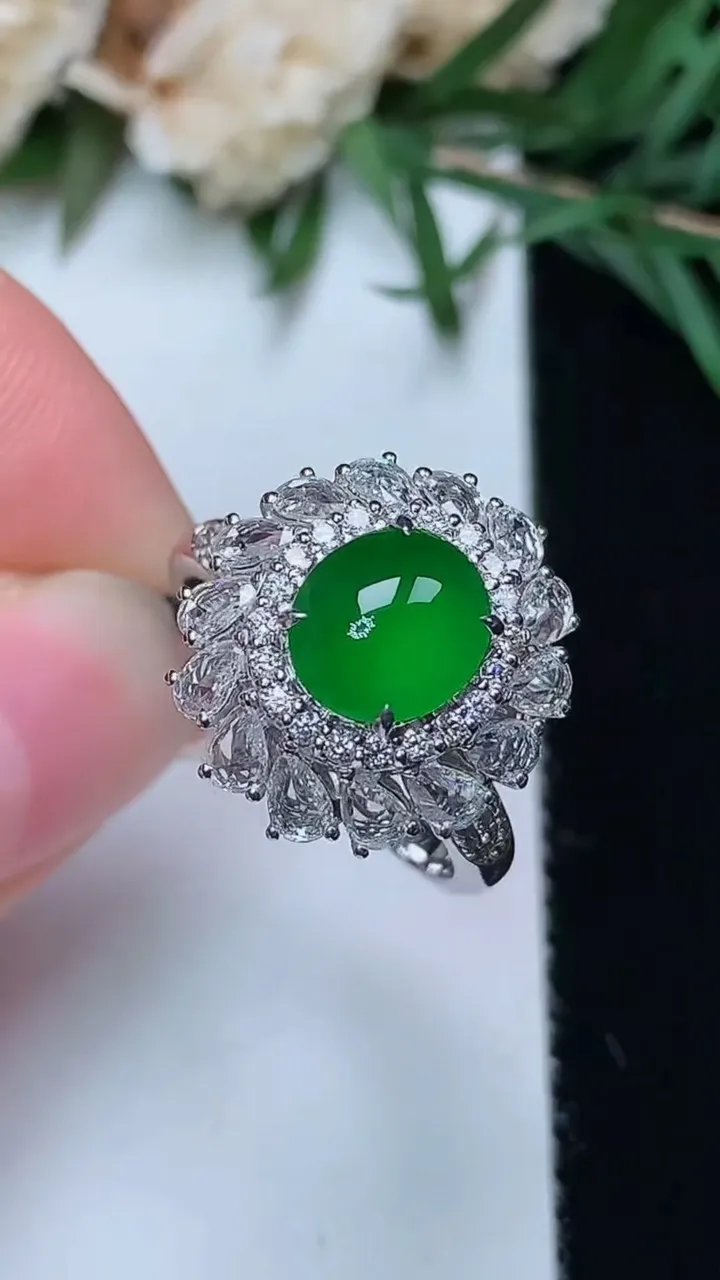 天然A货翡翠蛋面戒指，尺寸17-8-6.9，重量:5.17g2025年12月24日
工厂直销收藏佳品,种好水足，色泽均匀，有种有色，上手高大气！