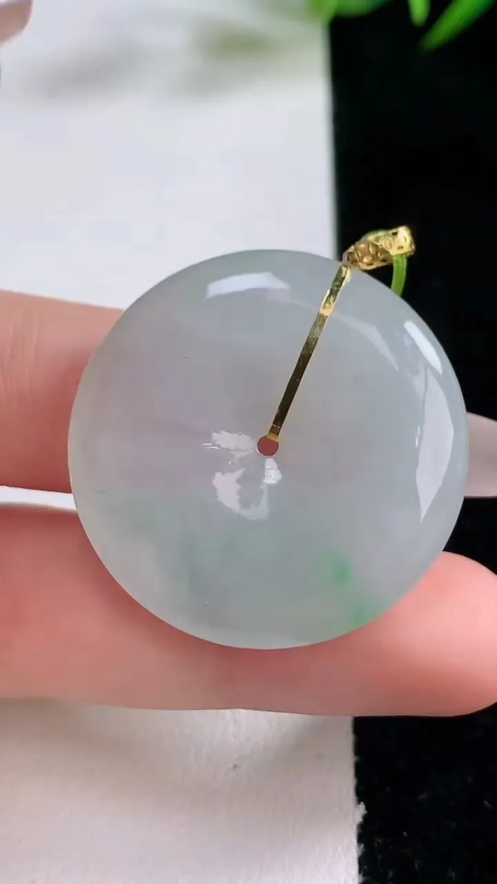 天然A货翡翠平安扣吊坠，尺寸31.5-5.6，重量:11.85g
12月24日