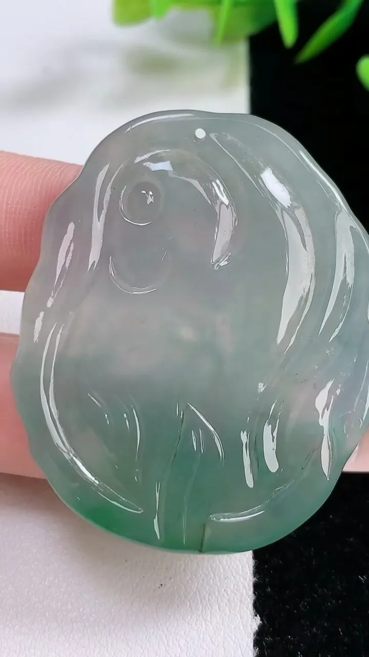 天然A货翡翠观音菩萨吊坠，尺寸48-40-6，重:24.22g
12月24日