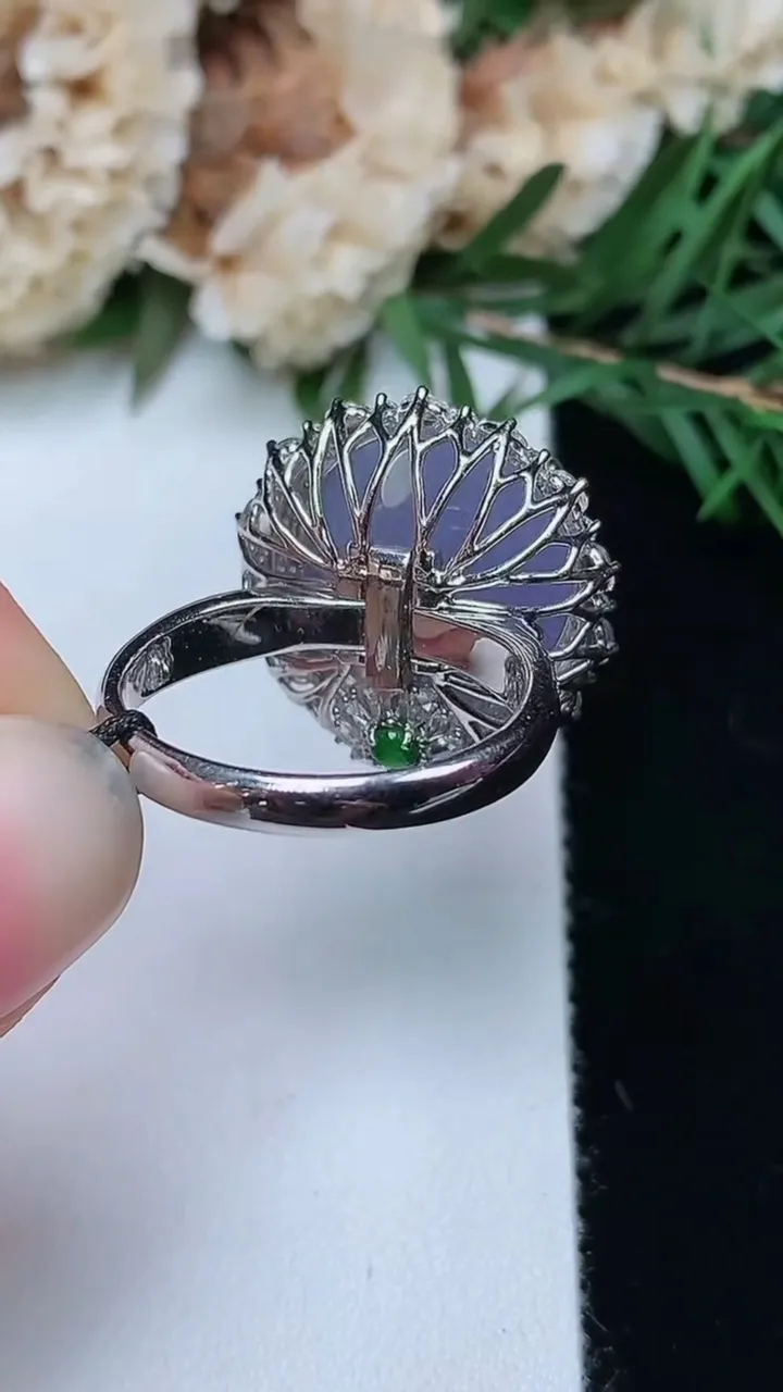 天然A货翡翠紫罗兰蛋面戒指 吊坠两用款，尺寸18-15.2-14.7，重量:9.01g2025年12月24日
工厂直销收藏佳品,种好水足，色泽均匀，有种有色，上手高大气！