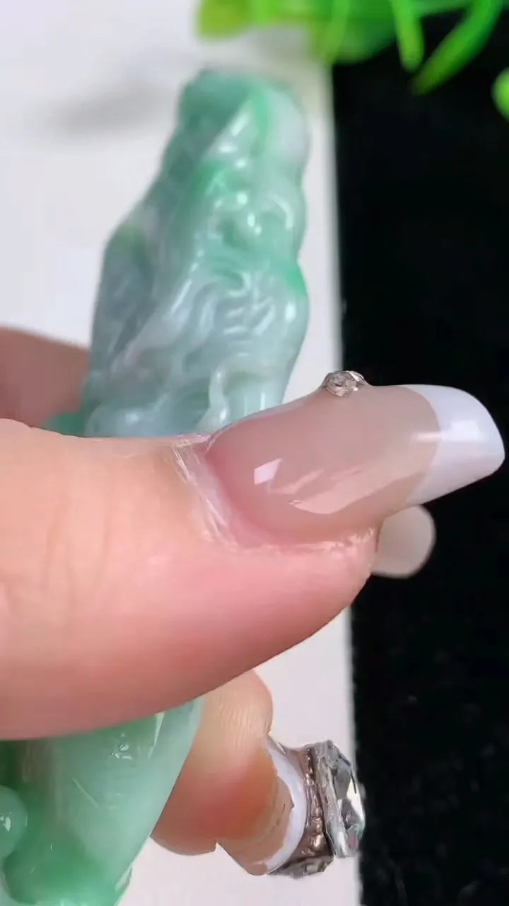 天然A货翡翠龙牌吊坠，尺寸76.7-31.3-12，重量:58.50g
12月24日