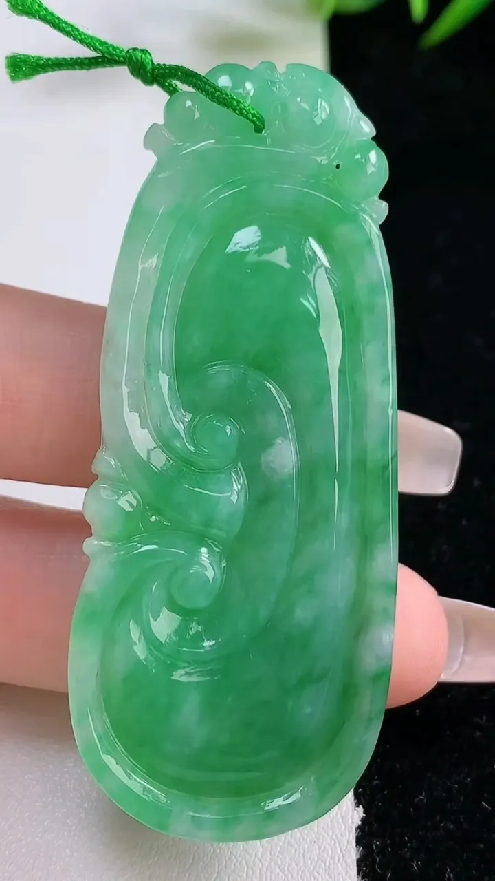 天然A货翡翠如意吊坠，尺寸63-28.3-6.5，重量:19.42g
12月24日