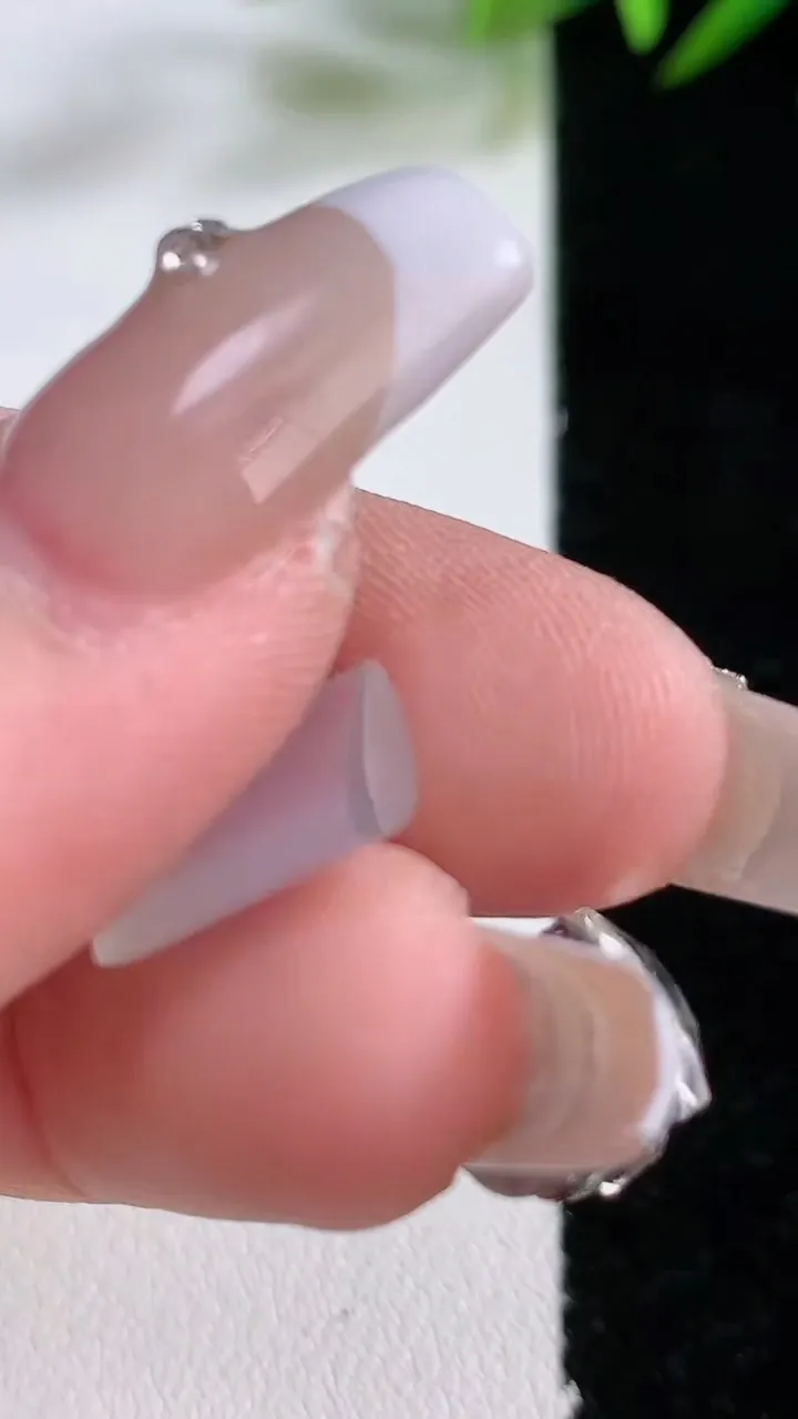 天然A货翡翠马鞍戒面，尺寸12.2-8.4-4，重:0.93g
12月24日