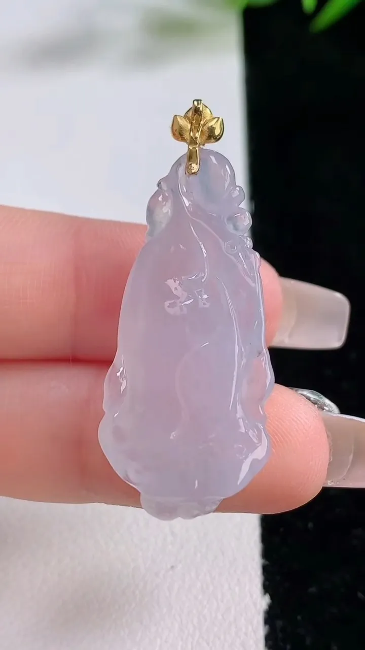 天然A货翡翠种白冰莲蓬吊坠，尺寸35-15.7-7，重量:5.71g
12月24日